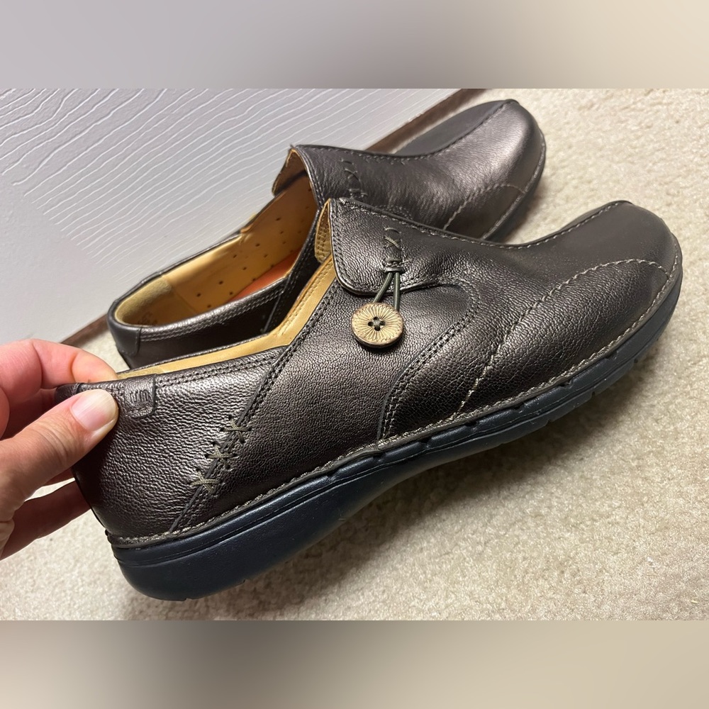 Clark’s Un-Loop shoe in bronze leather, size 11